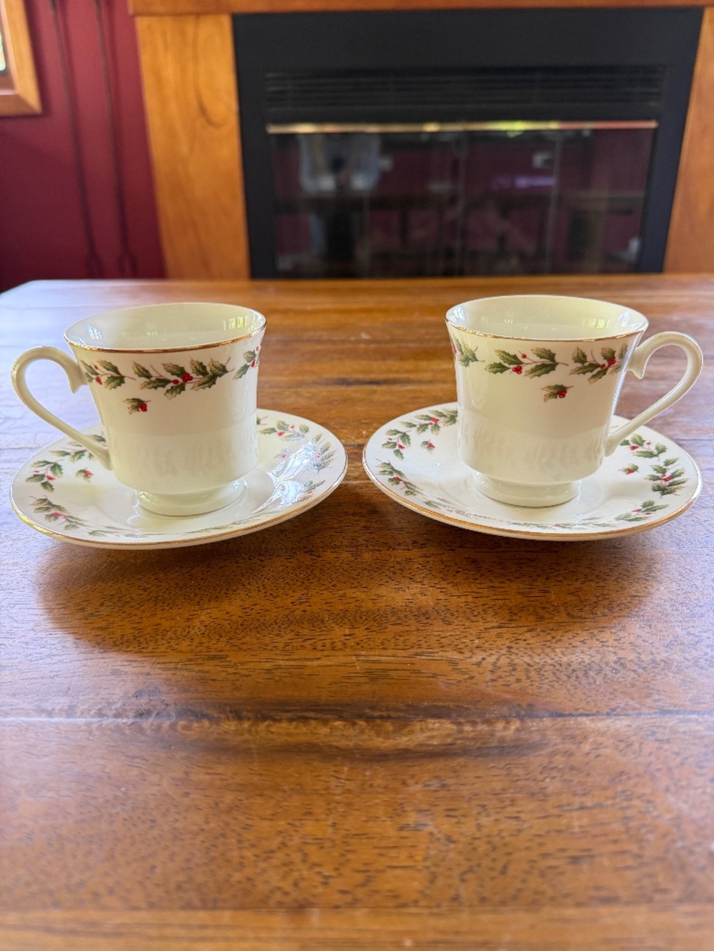 World Bazaars Holly Berry China tea cup and saucer (2 sets)